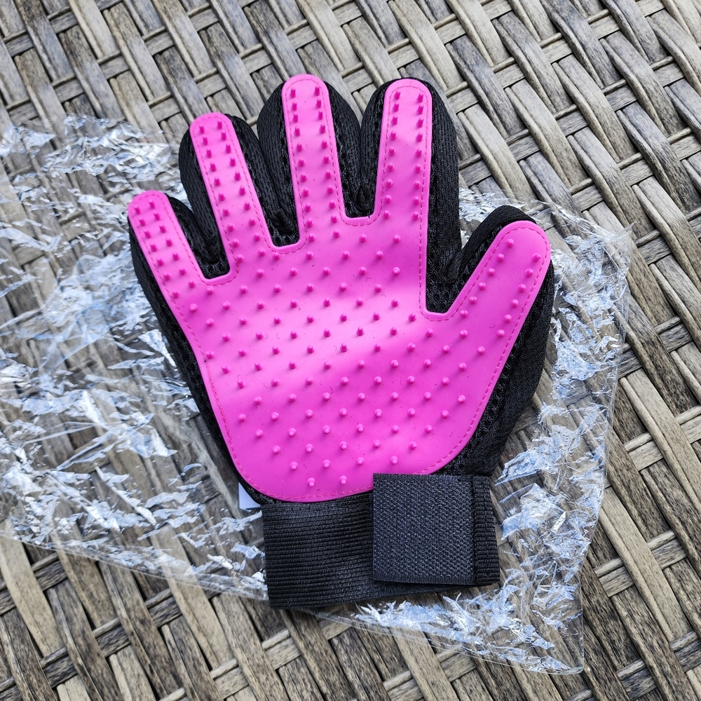 NWT  DOG/CAT PINK   DESHEDDING /GROOMING GLOVE RIGHT HAND ONE SIZE OS